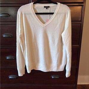 Quince Cashmere V-Neck Sweater in Cream